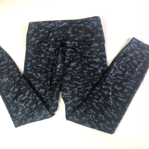 GapFit High Rise Blackout Camo Print 7/8 Leggings - Picture 4 of 8